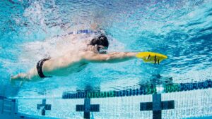 کفی قدرتی در شنا | راز افزایش قدرت، تکنیک و سرعت شناگران حرفه‌ای